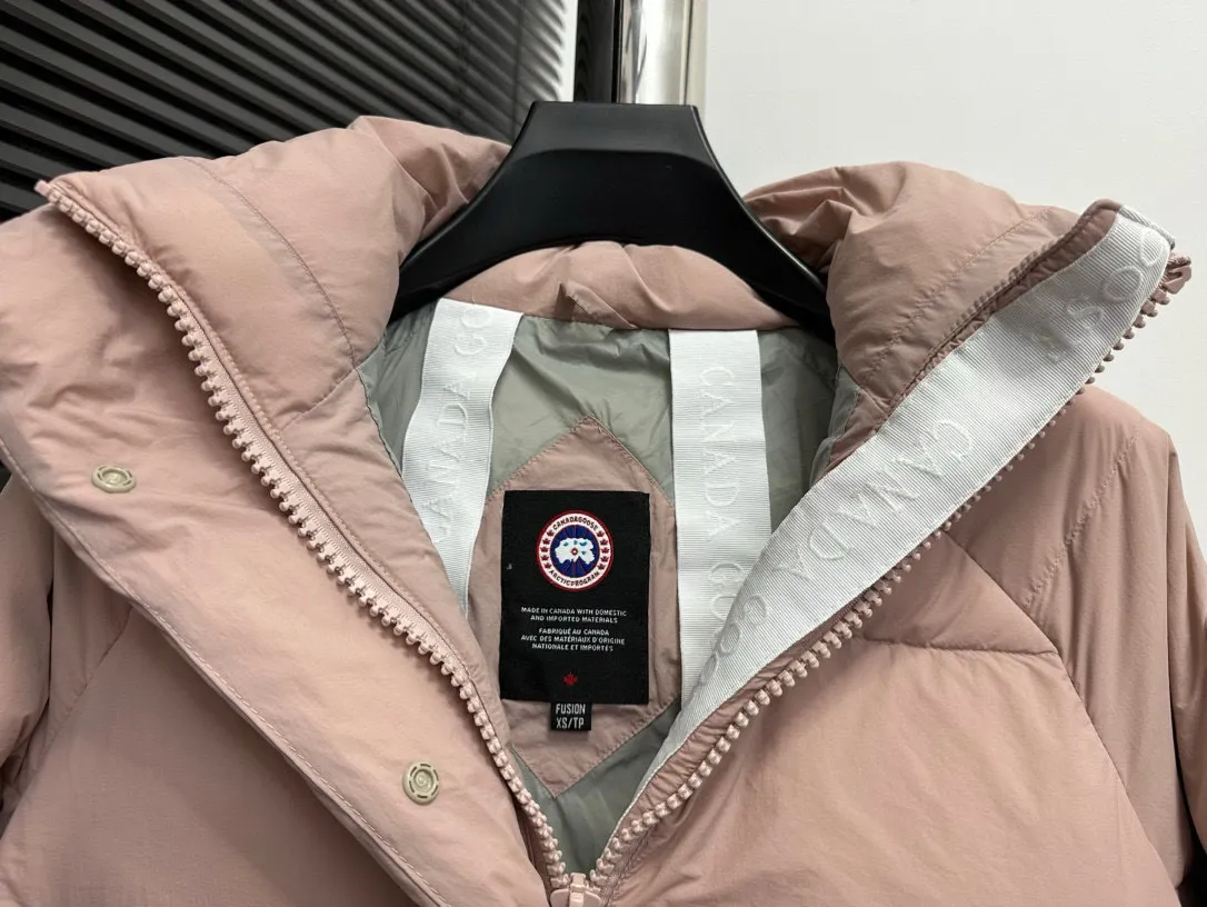 P780 【𝗖𝗔𝗡𝗔𝗗𝗔 𝗚𝗢𝗢𝗦𝗘】Capsule Series Macaron White Label Fabric: Made of soft EnduraLuxe fabric imported from DuPont, CORDURA, USA, which enhances the durability of easy-to-wear parts, is lightweight and durable; the liner is made of 400T anti-velvet gallbladder, which is comfortable, soft and non-velvet. : Equipped with a detachable hood, which can be adjusted in two directions, and is also filled with down, which brings greater softness and wrapping around the head and neck, and is full of warmth. This parka features white trim on the back and sides, and the hardware locks are all original and custom-made to match the muted fabric color. Goose label: The official website’s new series of silicone material labels, non-embroidery labels. Length: Fit hip-length. Size: XS-L